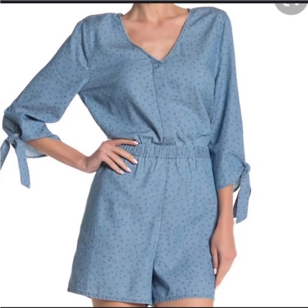 Susina (Nordstrom brand) Chambray Blue V-Neck Romper Size Medium NWT